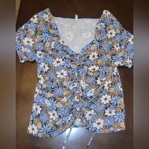 Comfortable top with daisys